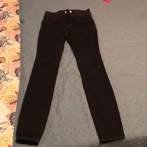 Never worn, stretchy lei skinny jeans